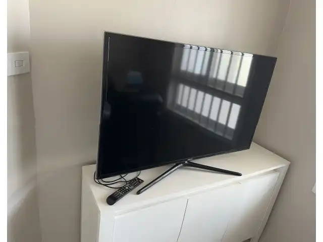 Uma TV SANSUNG 46 POLEGADAS, Model Code: UN46F6400AGXZD, Version No: TU04, S/N: Y1S53XHDC00057M, possui cabo de ligação e controle remoto.