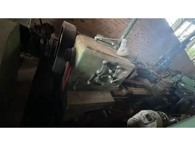 Um equipamento Torno Mecânico, Marca Demoore, identificado como TRM-427.