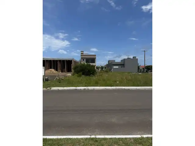 UM TERRENO NA PRAIA DE ATLÂNTIDA SUL-OSÓRIO/RS,  ÁREA 300,00 M², SITUADO  NA AV. PARAGUASSÚ, LOTE 04 DA QUADRA 59