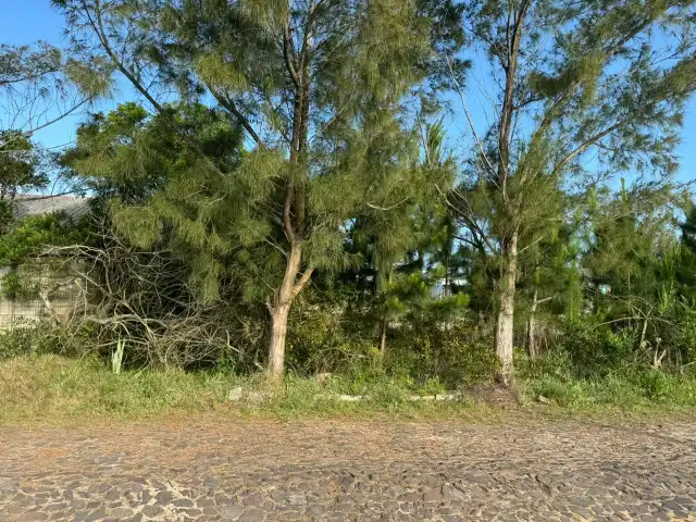 Um terreno na PRAIA DE ATLÂNTIDA SUL, localizado na Rua do Farol, Osório/RS, constituído do lote  7, da quadra 129