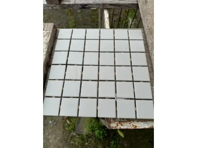 64 (sessenta e quatro) caixas de pastilhas, marca ATLAS, 5X5, com 2,44m² por caixa.