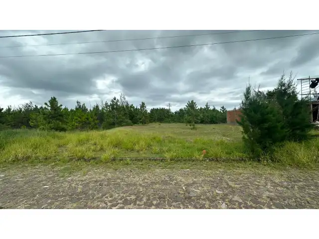 um terreno localizado na Praia de Atlântida Sul na Rua das Enseadas, medindo 300,00 m²,  lote n° 23 da Quadra 211, Munícipio de Osório/RS