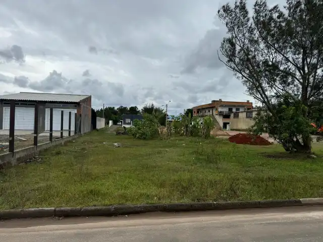Um terreno urbano, situado na PRAIA ATLÂNTIDA SUL, com área total de 300 m², constituído do lote 24 da quadra 146