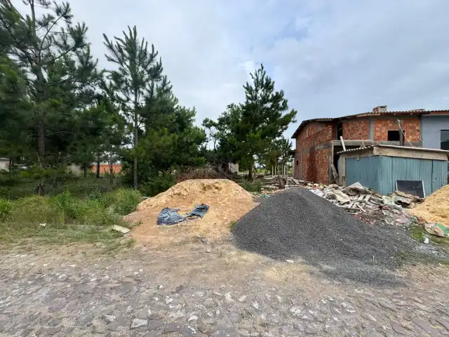 UM TERRENO COM ÁREA DE 300 M², SITUADO NA PRAIA DE ATLÂNTIDA SUL, LOCALIZADO NA RUA  DOS BUZIUS-OSÓRIO/RS, CONSTITUÍDO DO LOTE 04 DA QUADRA 220