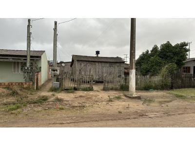 LOTE 001 - uma fração de terras, localizada na Rua Ana Amália Leite, n.°263, em Mostardas/RS, localizada no lote n.02, da quadra 04, medindo 300 m² (trezentos metros quadrados), localizada no meio da quadra, com uma construção de madeira sobre o dito terreno, medindo 45,70 m² (quarenta e cinco metros quadrados e setenta centímetros)