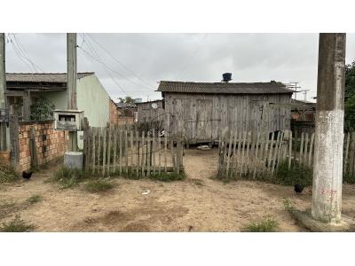 LOTE 001 - uma fração de terras, localizada na Rua Ana Amália Leite, n.°263, em Mostardas/RS, localizada no lote n.02, da quadra 04, medindo 300 m² (trezentos metros quadrados), localizada no meio da quadra, com uma construção de madeira sobre o dito terreno, medindo 45,70 m² (quarenta e cinco metros quadrados e setenta centímetros)