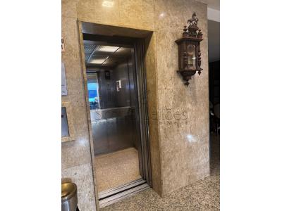 LOTE 001 - Um elevador ATLAS com capacidade para 6 (seis) pessoas