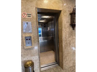 LOTE 002 - Um elevador ATLAS com capacidade para 9 (nove) pessoas