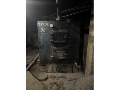 LOTE 003 - Uma caldeira a lenha para geração de água quente com Boiler horizontal acumulador da água quente