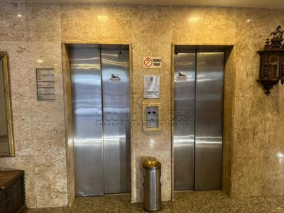 LOTE 001 - Um elevador ATLAS com capacidade para 6 (seis) pessoas