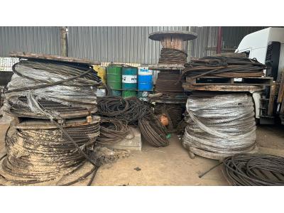 LOTE 000 - 10.300KG (DEZ MIL E TREZENTOS QUILOS) DE CABOS DE AÇO EM BOBINAS, EM BOM ESTADO.