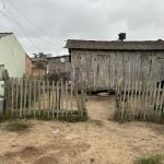 LOTE 001 - uma fração de terras, localizada na Rua Ana Amália Leite, n.°263, em Mostardas/RS, localizada no lote n.02, da quadra 04, medindo 300 m² (trezentos metros quadrados), localizada no meio da quadra, com uma construção de madeira sobre o dito terreno, medindo 45,70 m² (quarenta e cinco metros quadrados e setenta centímetros)