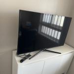 LOTE 000 - Uma TV SANSUNG 46 POLEGADAS, Model Code: UN46F6400AGXZD, Version No: TU04, S/N: Y1S53XHDC00057M, possui cabo de ligação e controle remoto.