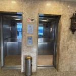 LOTE 002 - Um elevador ATLAS com capacidade para 9 (nove) pessoas