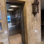 LOTE 001 - Um elevador ATLAS com capacidade para 6 (seis) pessoas