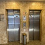 LOTE 001 - Um elevador ATLAS com capacidade para 6 (seis) pessoas