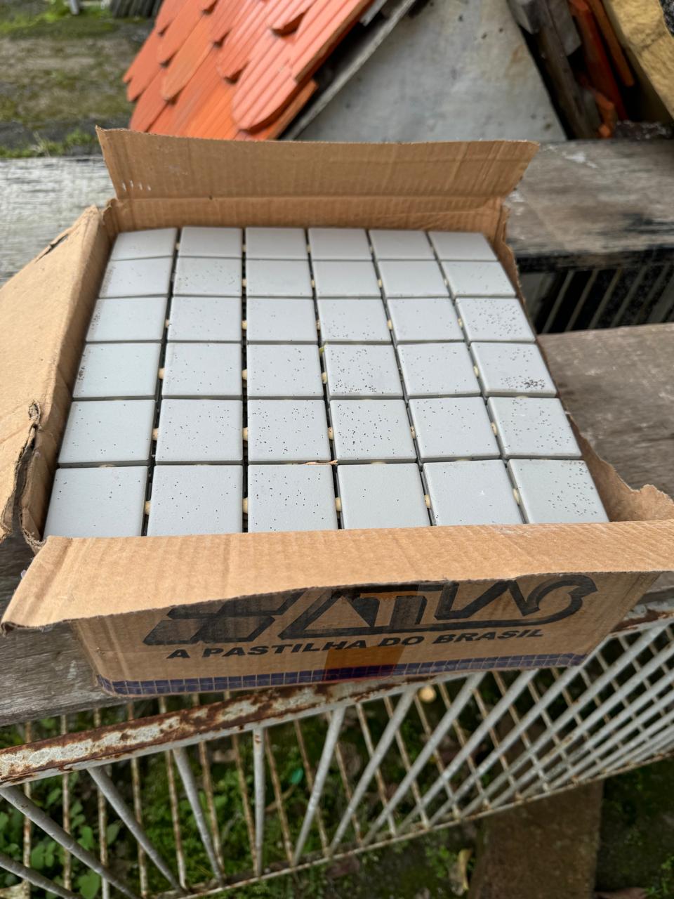 64 (sessenta e quatro) caixas de pastilhas, marca ATLAS, 5X5, com 2,44m² por caixa.