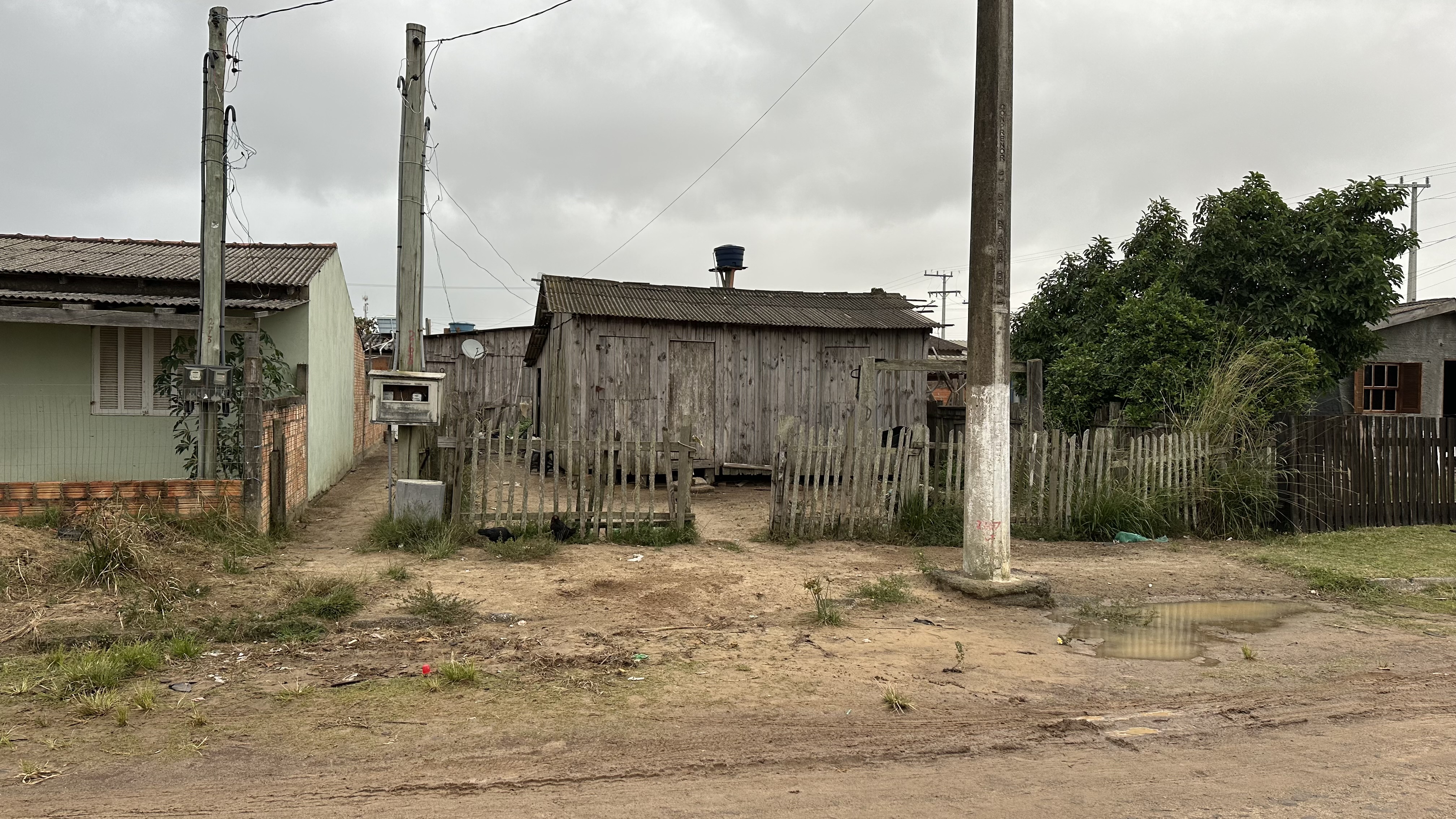 Leilão de uma fração de terras na cidade de Mostardas, localizada na Rua Ana Amália Leite, n.°263, em Mostardas/RS, lote n.02, da quadra 04, medindo 300 m² (trezentos metros quadrados), localizada no meio da quadra.