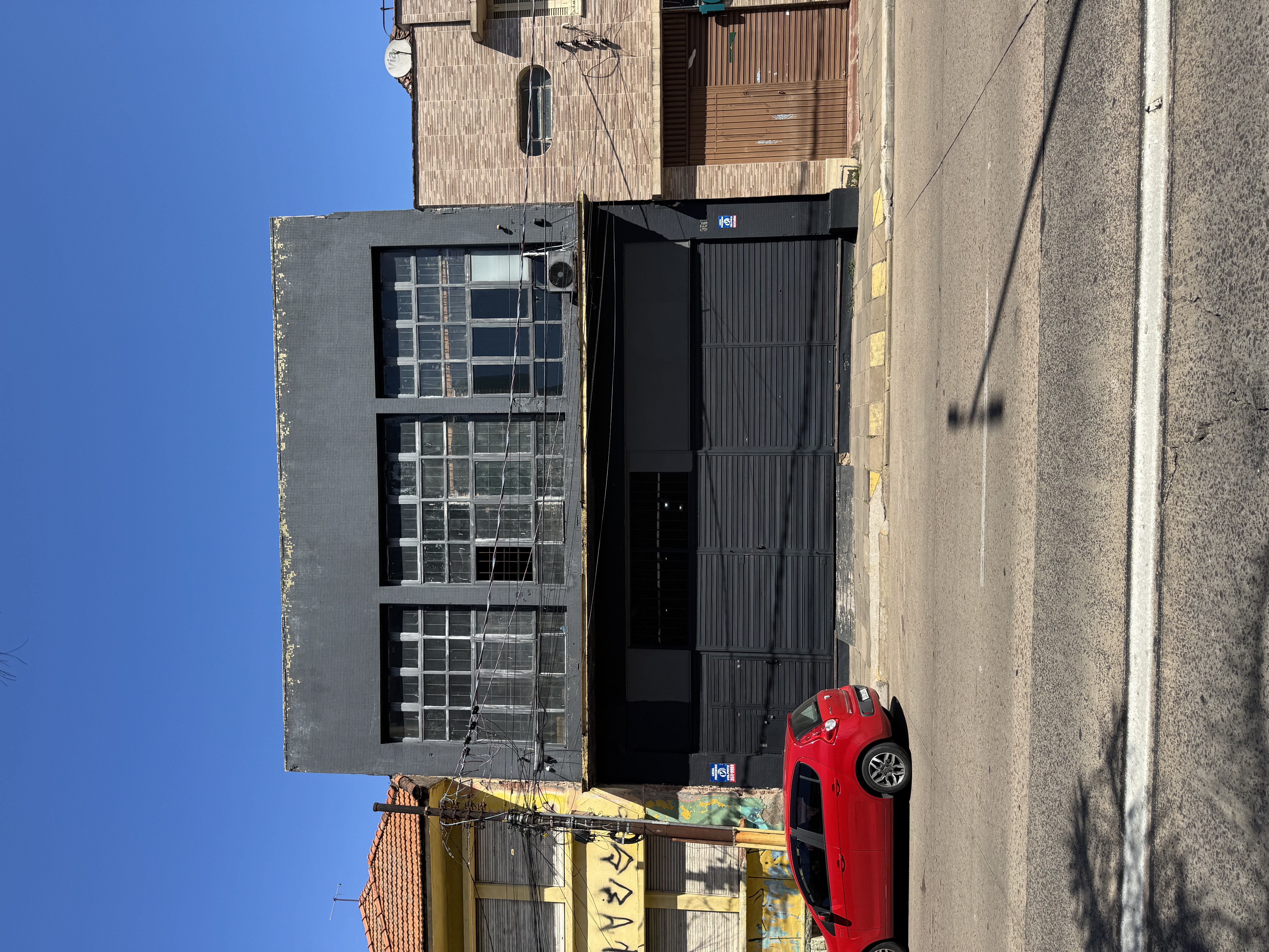 UM PRÉDIO EM PORTO ALEGRE/RS LOCALIZADO NA AV. FARRAPOS N°1617.