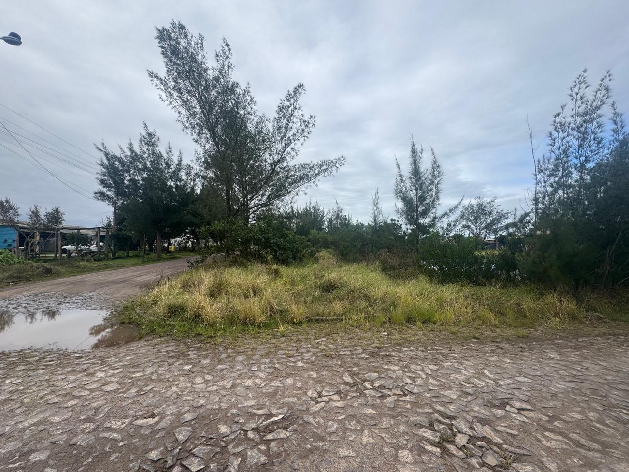 UM TERRENO DE ESQUINA NA PRAIA DE ATLÂNTIDA SUL, COM ÁREA DE  325M², CONSTITUÍDO DO LOTE  27  DA QUADRA 115, OSÓRIO/RS