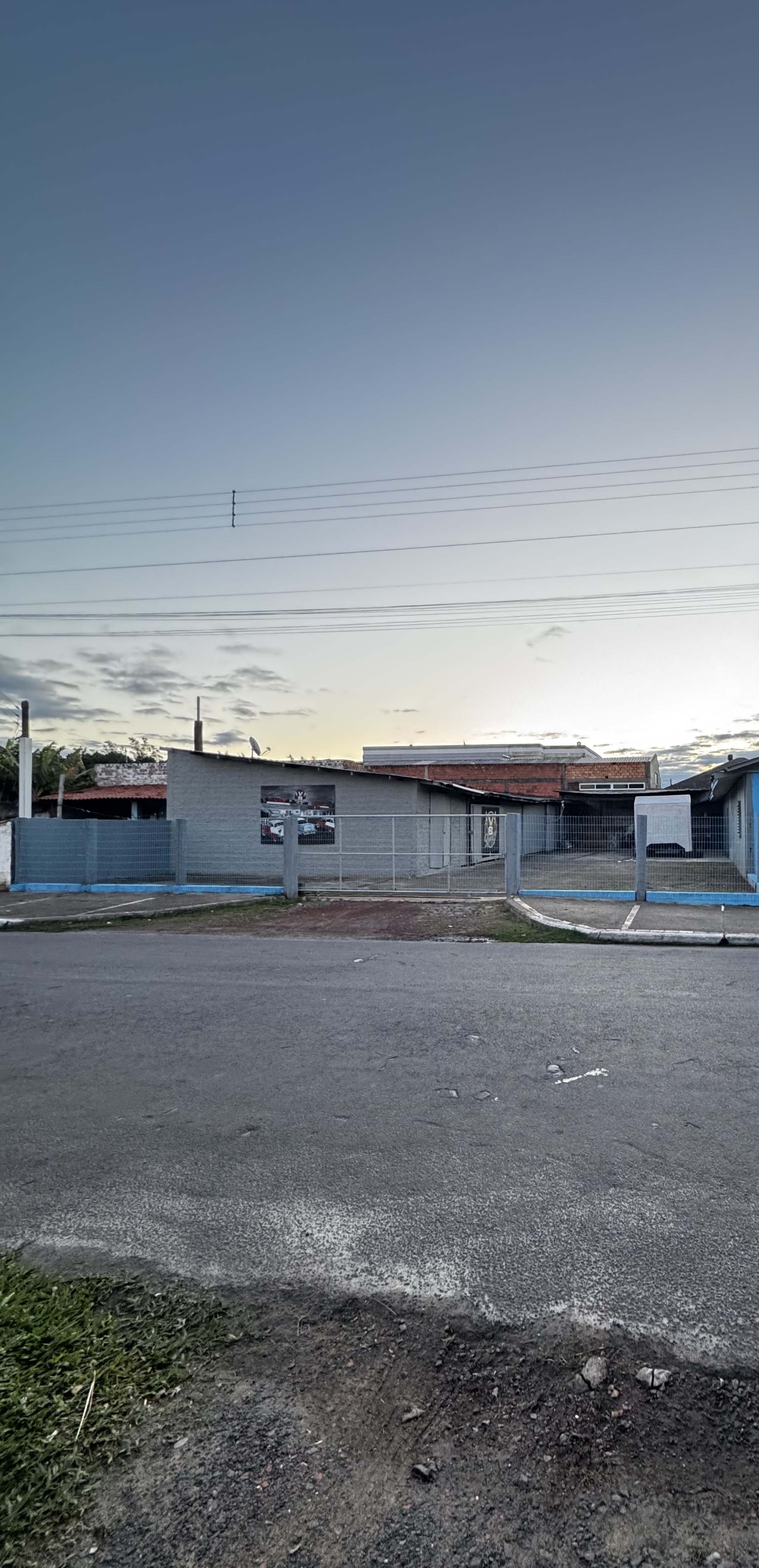 LEILÃO JUDICIAL DE UM IMÓVEL URBANO (TERRENO E CONSTRUÇÕES) SITUADO NA RUA MARAMBAIA n° 408, NA PRAIA DE ATLÂNTIDA SUL - OSÓRIO/RS, CONSTITUÍDO DO LOTE 26 DA QUADRA 145. OBS: O LOTE 26  É LOTE AO LADO DA RESIDÊNCIA AZUL DE N 408.