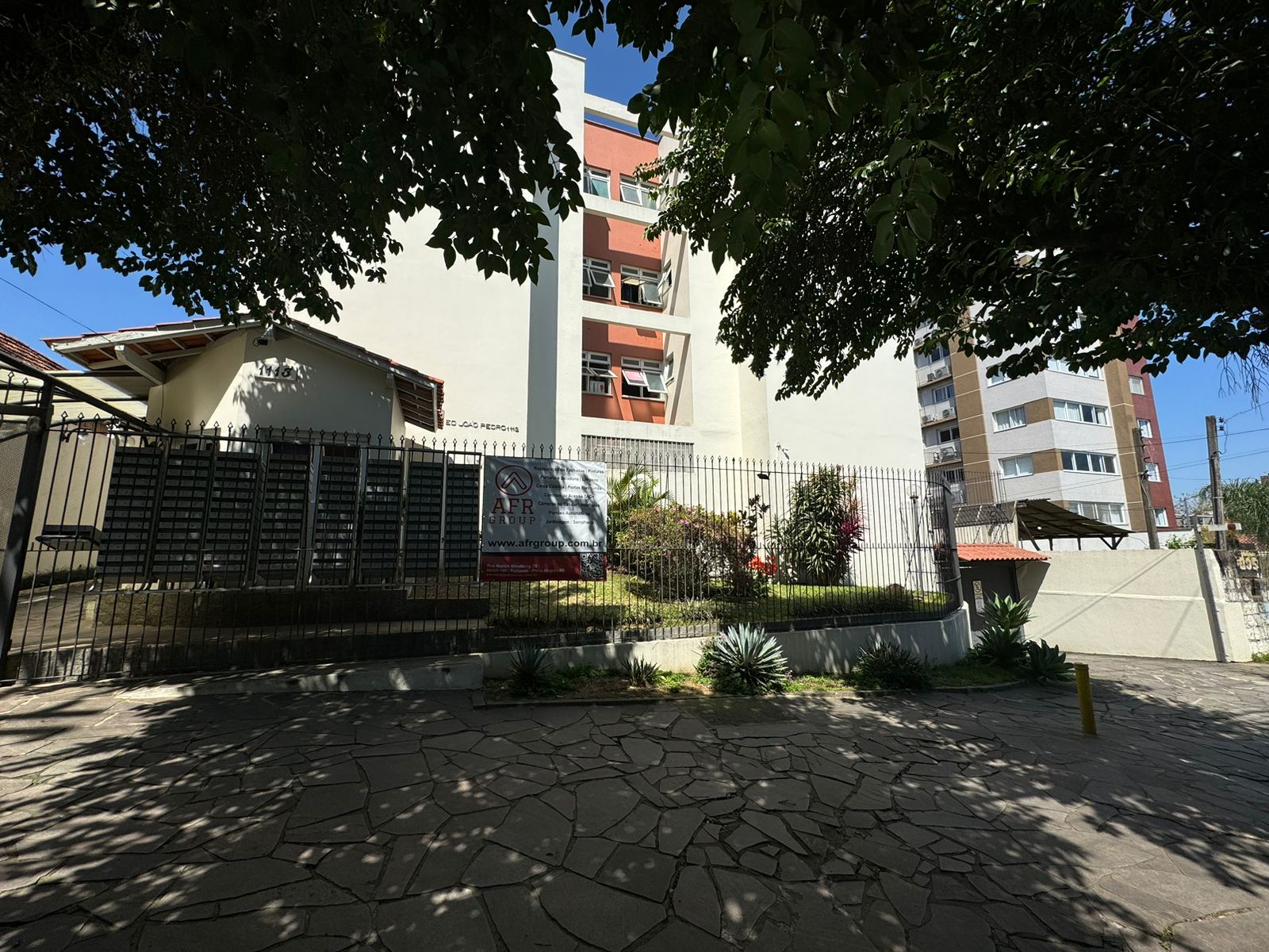 UM APARTAMENTO N° 104 BLOCO A, do EDIFÍCIO JOÃO PEDRO, LOCALIZADO NA RUA DR. BARCELLOS, n° 1113