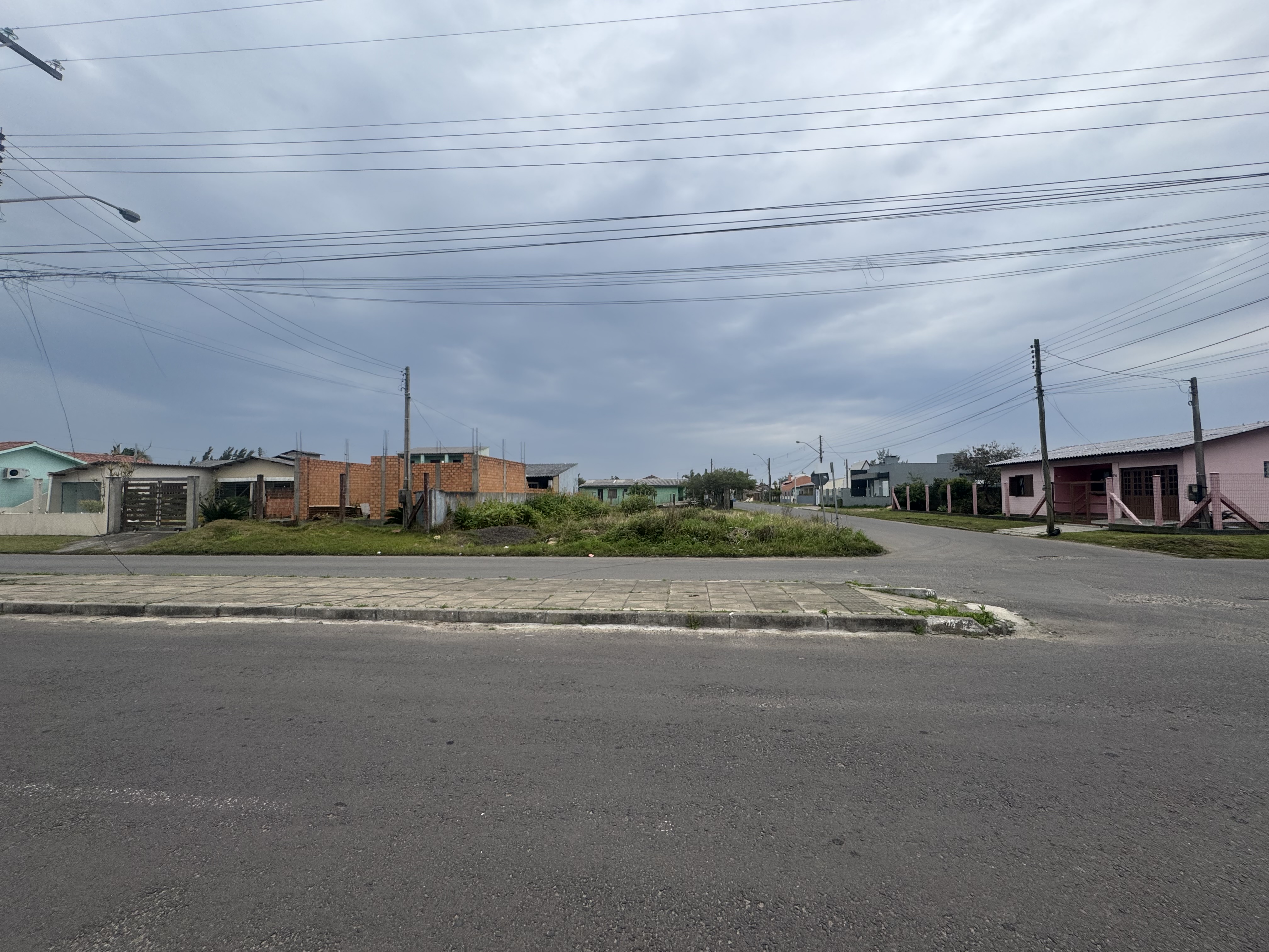 LEILÃO DE UM TERRENO COM ÁREA DE 300 M² NA PRAIA DE ATLÂNTIDA SUL/OSÓRIO-RS, SITUADO NA RUA MARAMBAIA, LOTE 14 DA QUADRA 137