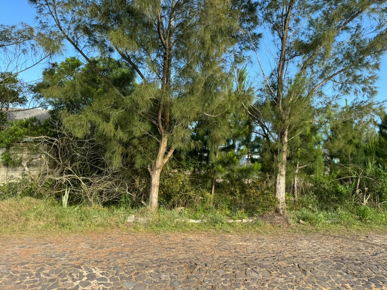 Um terreno na PRAIA DE ATLÂNTIDA SUL, localizado na Rua do Farol, Osório/RS, constituído do lote  7, da quadra 129