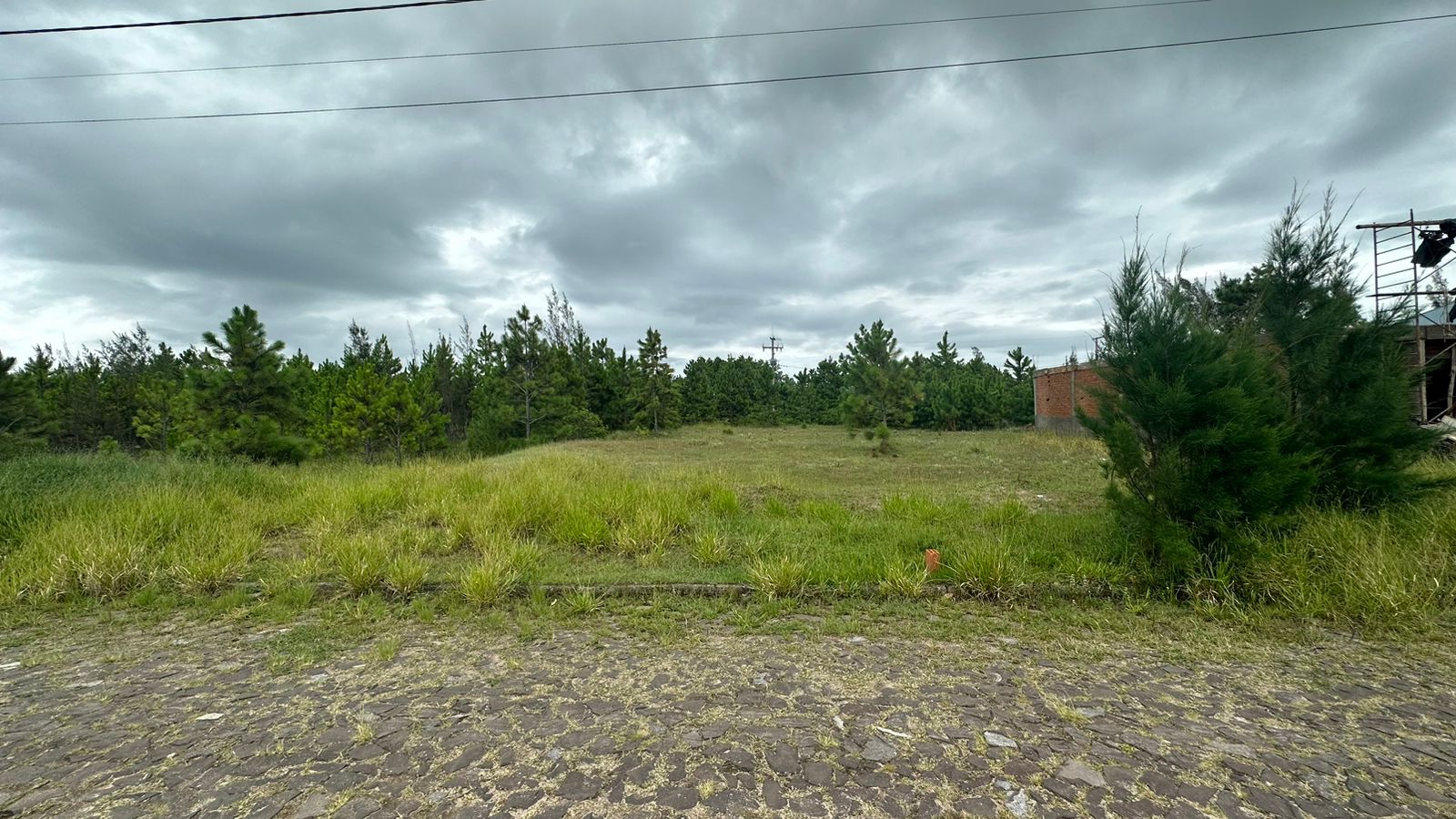 um terreno localizado na Praia de Atlântida Sul na Rua das Enseadas, medindo 300,00 m²,  lote n° 23 da Quadra 211, Munícipio de Osório/RS